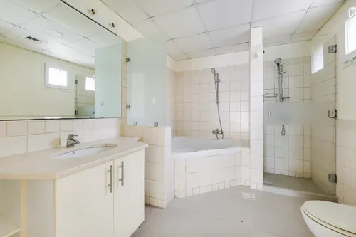 5 Bedrooms Villa in Meadows 2