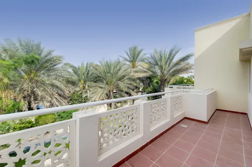 5 Bedrooms Villa in Meadows 2