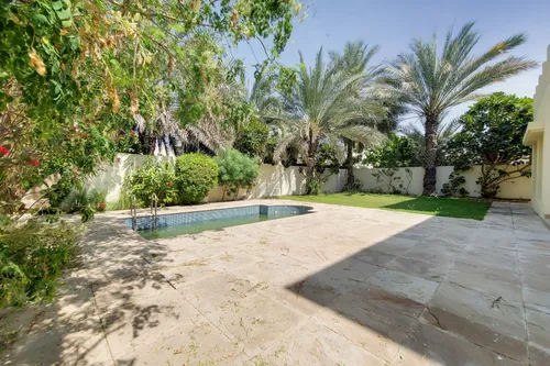 5 Bedrooms Villa in Meadows 2