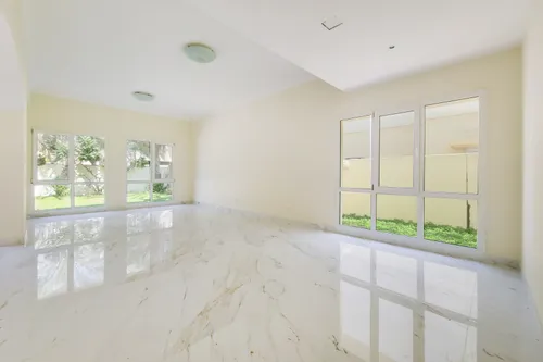 5 Bedrooms Villa in Meadows 2