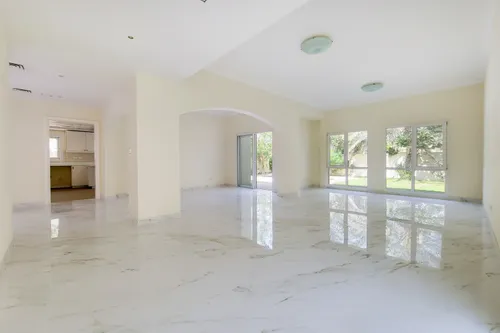 5 Bedrooms Villa in Meadows 2