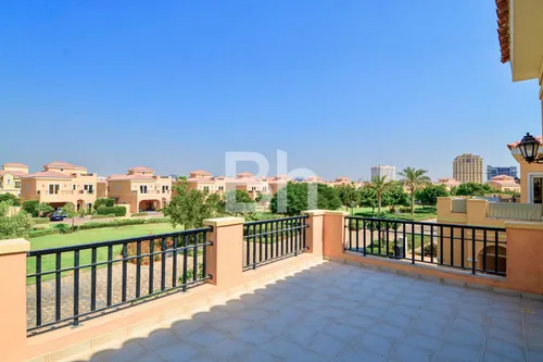 5 Bedrooms Villa in Hacienda