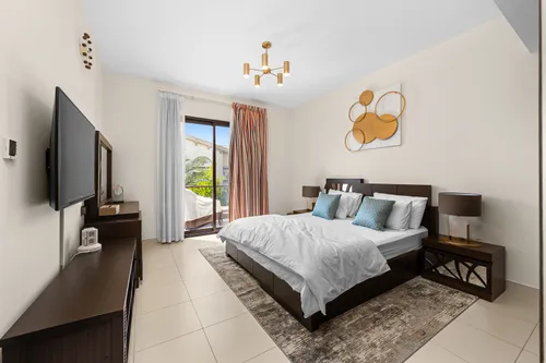 3 Bedrooms Villa in Mira 2