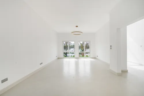 5 Bedrooms Villa in Meadows 9