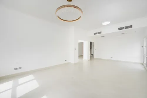5 Bedrooms Villa in Meadows 9