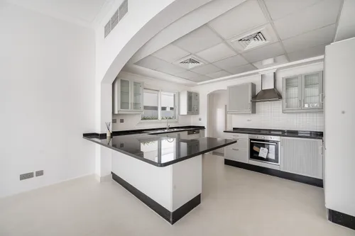 5 Bedrooms Villa in Meadows 9