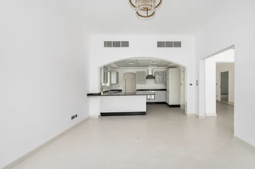 5 Bedrooms Villa in Meadows 9