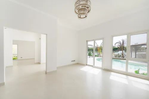 5 Bedrooms Villa in Meadows 9