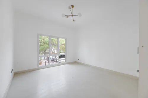 5 Bedrooms Villa in Meadows 9