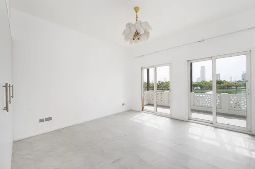 5 Bedrooms Villa in Meadows 9