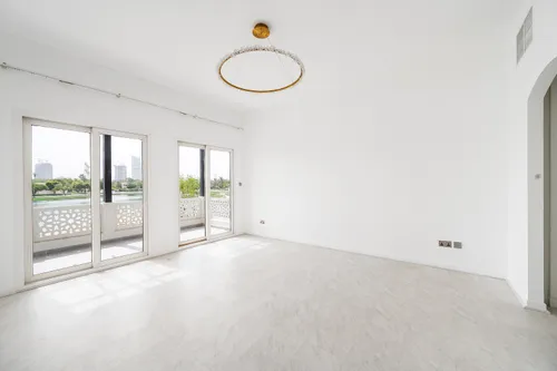 5 Bedrooms Villa in Meadows 9