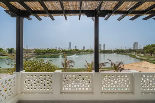 5 Bedrooms Villa in Meadows 9