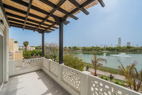 5 Bedrooms Villa in Meadows 9
