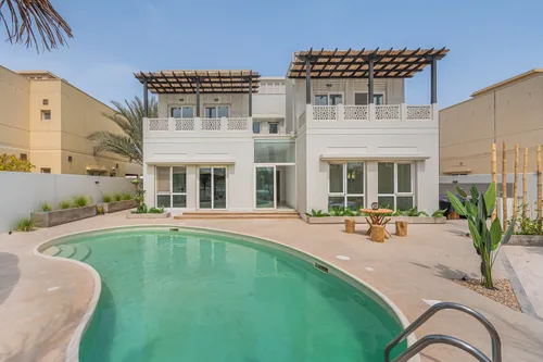 5 Bedrooms Villa in Meadows 9