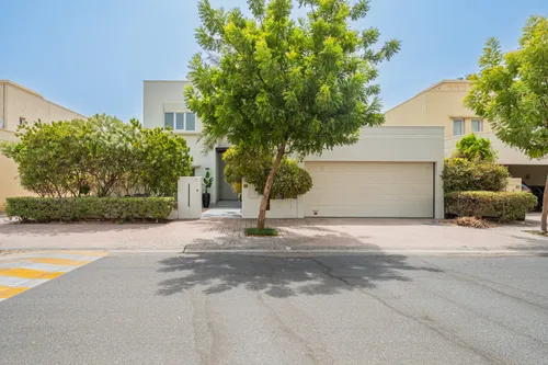 5 Bedrooms Villa in Meadows 9
