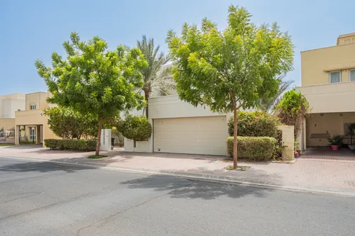 5 Bedrooms Villa in Meadows 9