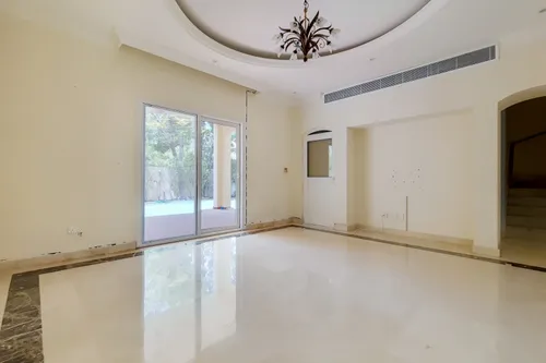 4 Bedrooms Villa in Meadows 5