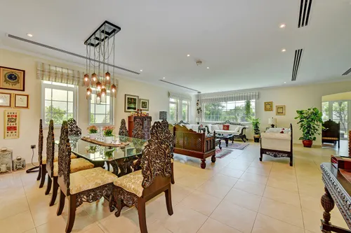 4 Bedrooms Villa in Legacy