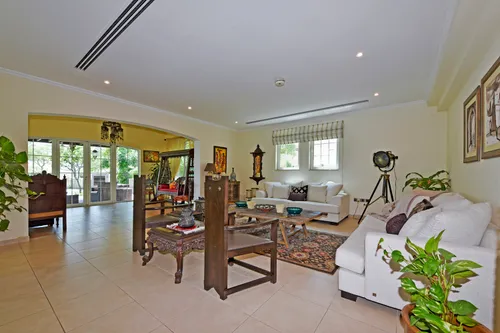 4 Bedrooms Villa in Legacy