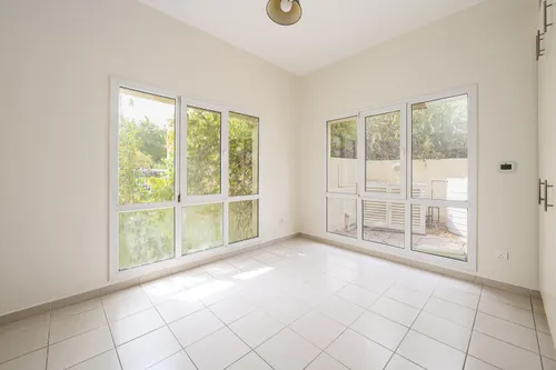 5 Bedrooms Villa in Meadows 2
