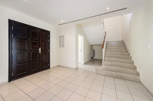 5 Bedrooms Villa in Meadows 2