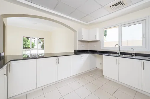 Exclusive | 5 Bedroom Villa | Large Plot | Vacant