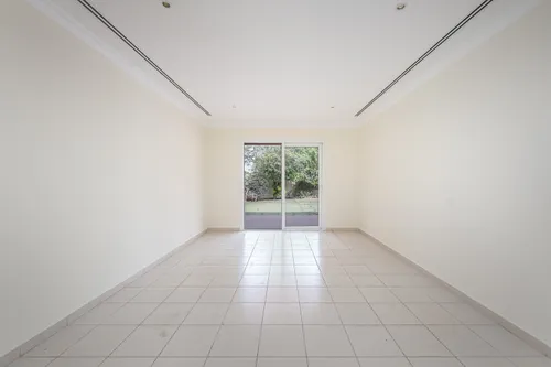 5 Bedrooms Villa in Meadows 2