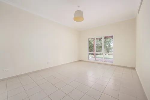 5 Bedrooms Villa in Meadows 2