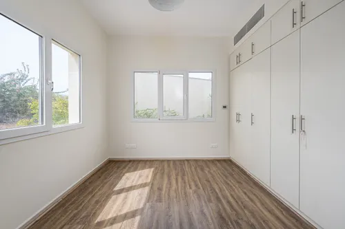 5 Bedrooms Villa in Meadows 2