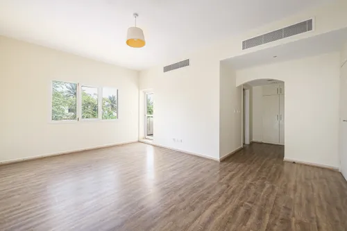 5 Bedrooms Villa in Meadows 2