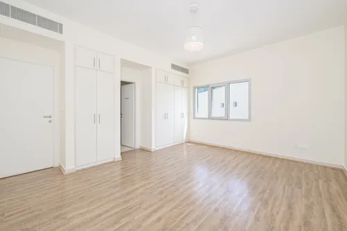 5 Bedrooms Villa in Meadows 2