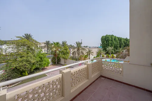 5 Bedrooms Villa in Meadows 2
