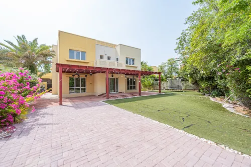 5 Bedrooms Villa in Meadows 2