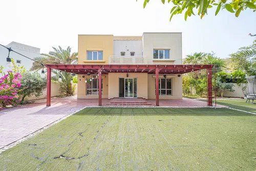 5 Bedrooms Villa in Meadows 2