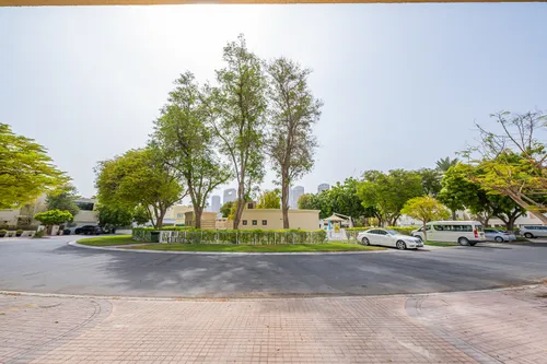 5 Bedrooms Villa in Meadows 2