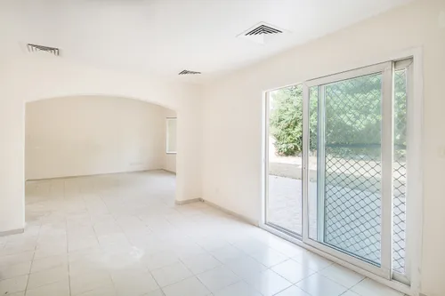 3 Bedrooms Villa in Meadows 9