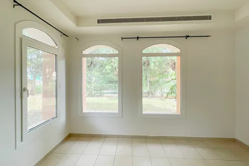 2 Bedrooms Villa in Palmera 3