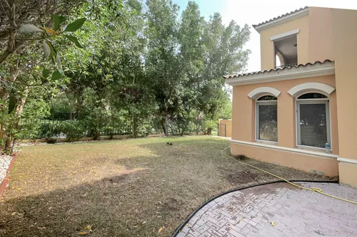 2 Bedrooms Villa in Palmera 3