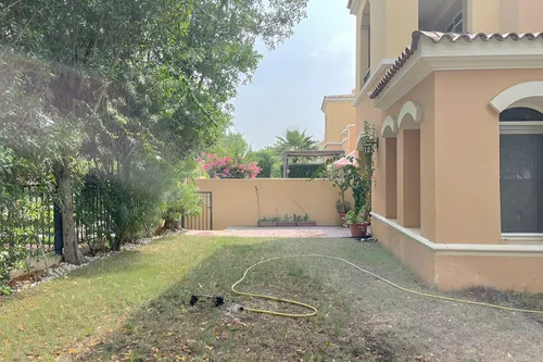 2 Bedrooms Villa in Palmera 3