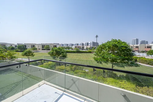 5 Bedrooms Villa in The Turf
