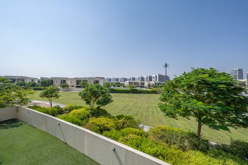 5 Bedrooms Villa in The Turf