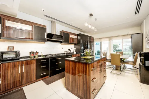 5 Bedrooms Villa in District 16L