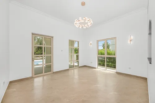 4 Bedrooms Villa in Garden Hall