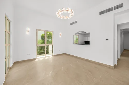4 Bedrooms Villa in Garden Hall