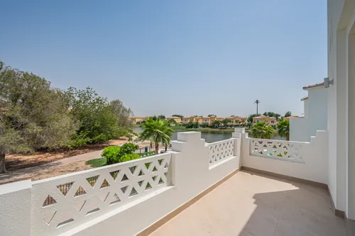4 Bedrooms Villa in Garden Hall