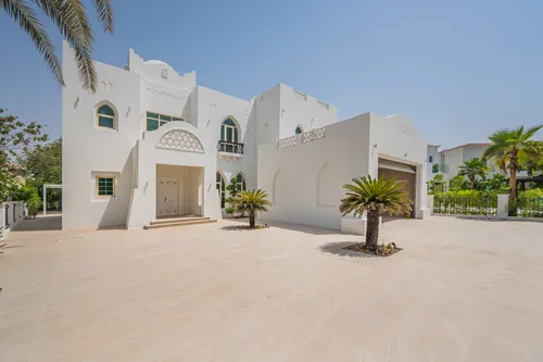 4 Bedrooms Villa in Garden Hall