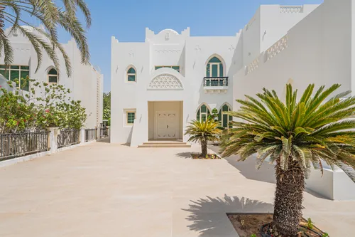 4 Bedrooms Villa in Garden Hall