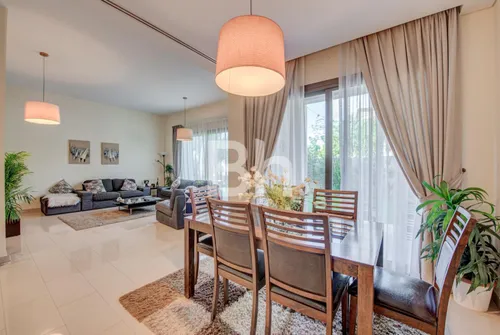 4 Bedrooms Villa in Azalea