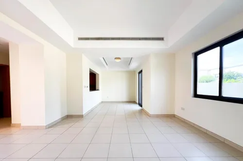 3 Bedrooms Villa in Mira 2