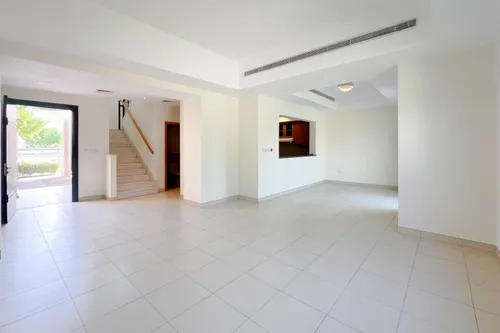 3 Bedrooms Villa in Mira 2